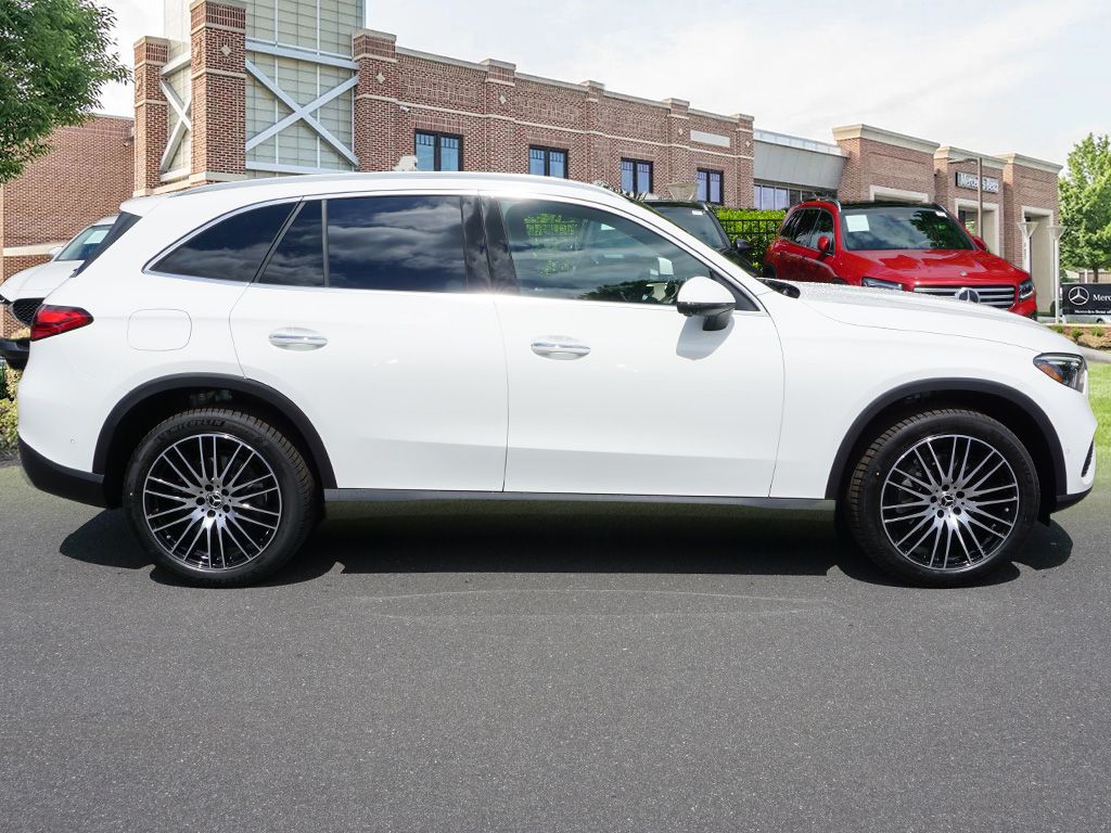 2025 Mercedes-Benz GLC 300 7