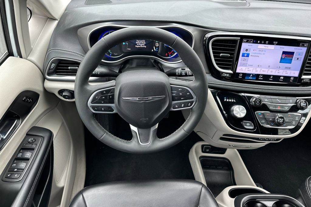 2023 Chrysler Pacifica Hybrid Touring L photo