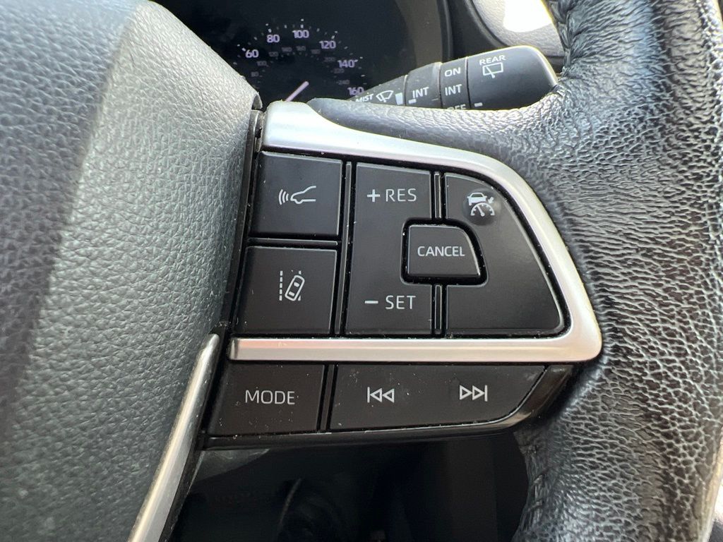 2022 Wind Chill Pearl Toyota Sienna XLE FWD Van