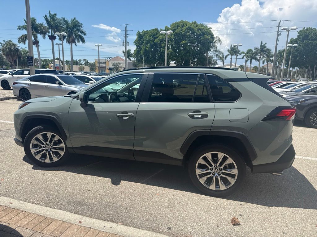 Used 2022 Gray Toyota XLE Premium image 5