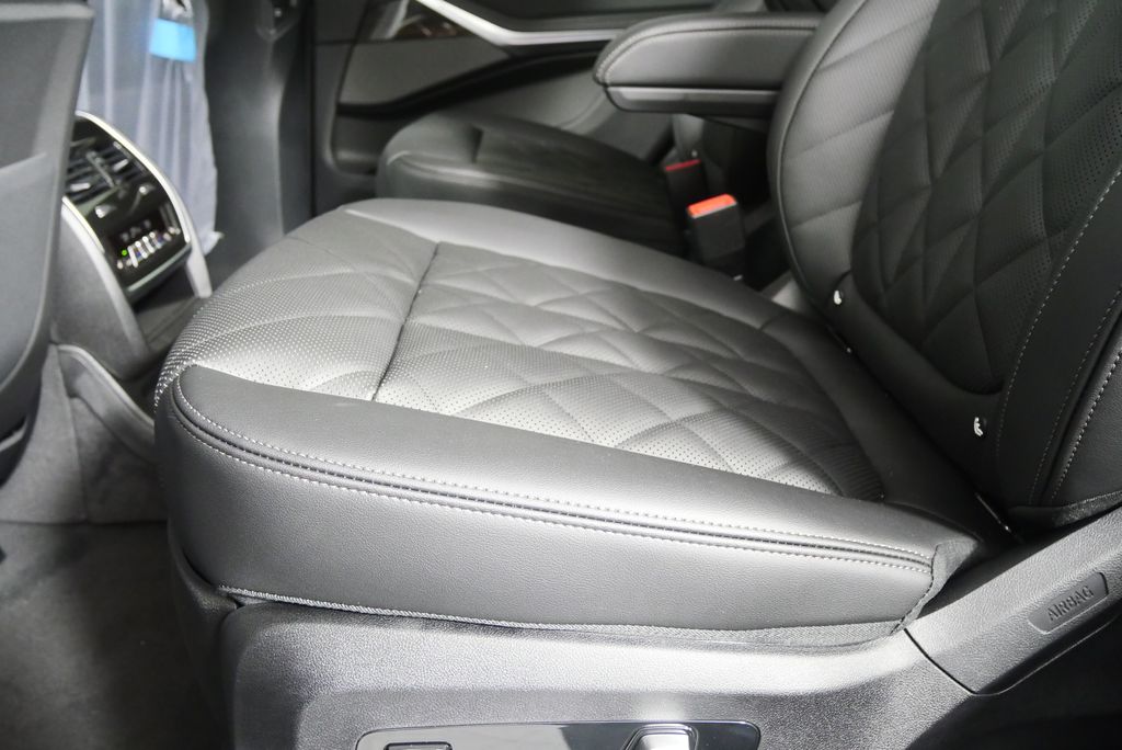 Thumbnail: 2026 BMW X7 - 15