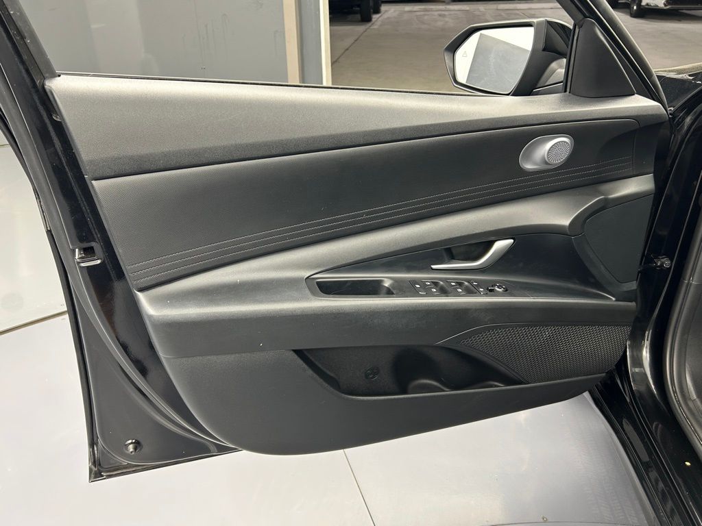 Used 2023 Onyx Black Hyundai SE image 11