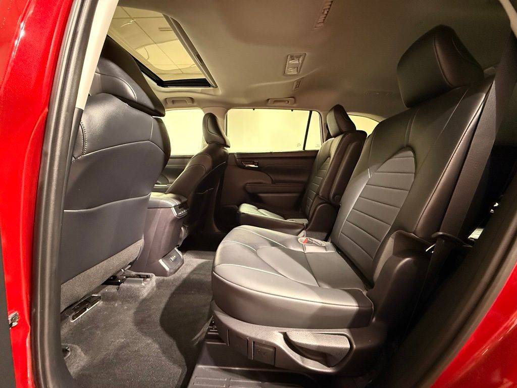 Thumbnail: 2022 Toyota Highlander - 20