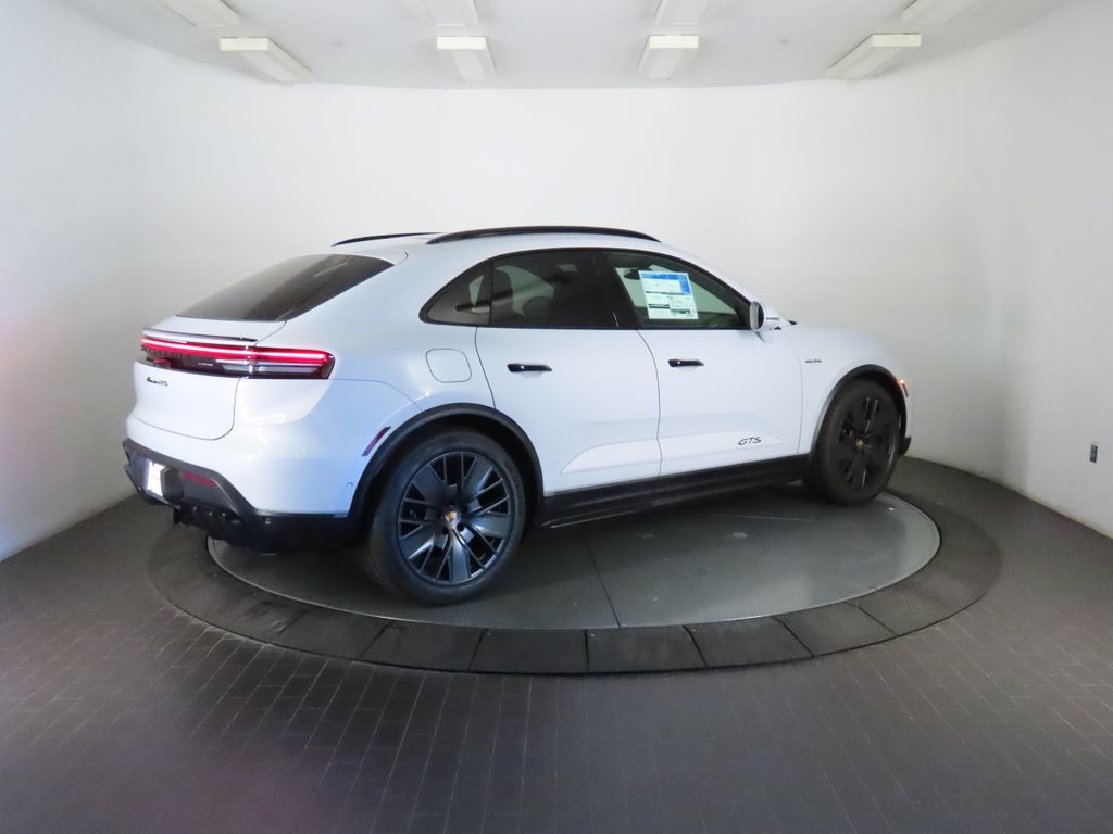 Thumbnail: 2026 Porsche Macan - 7