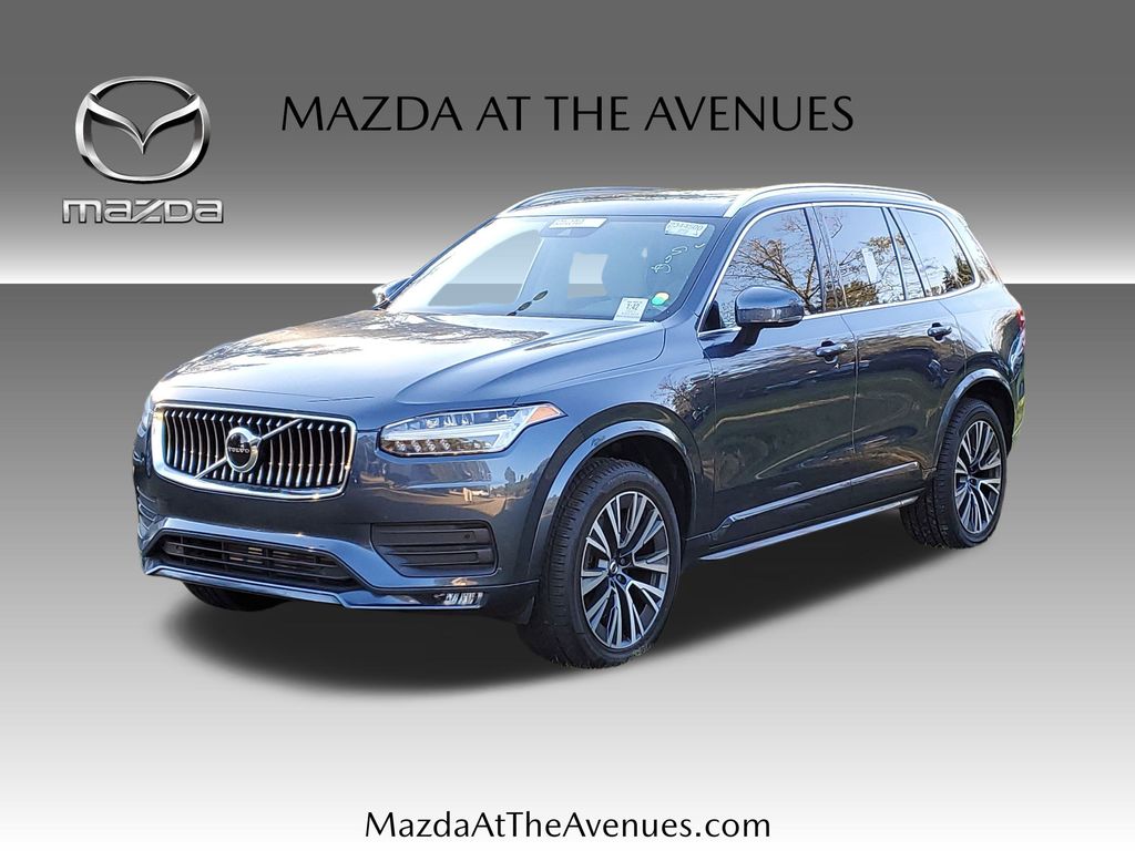 2022 Volvo XC90 Momentum's photo