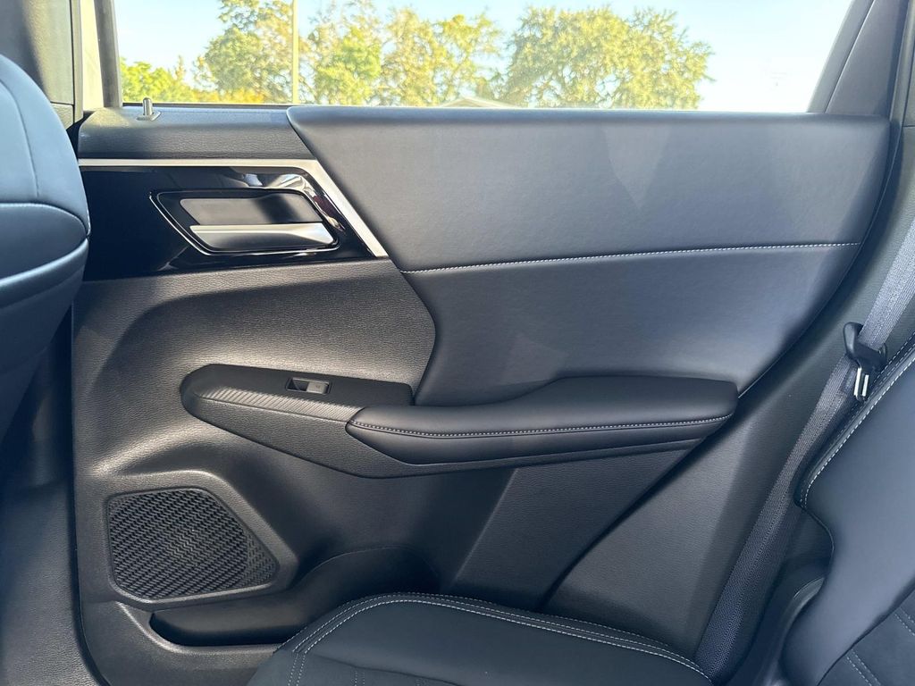 2025 Mitsubishi Outlander Plug-in Hybrid SE - Photo 16