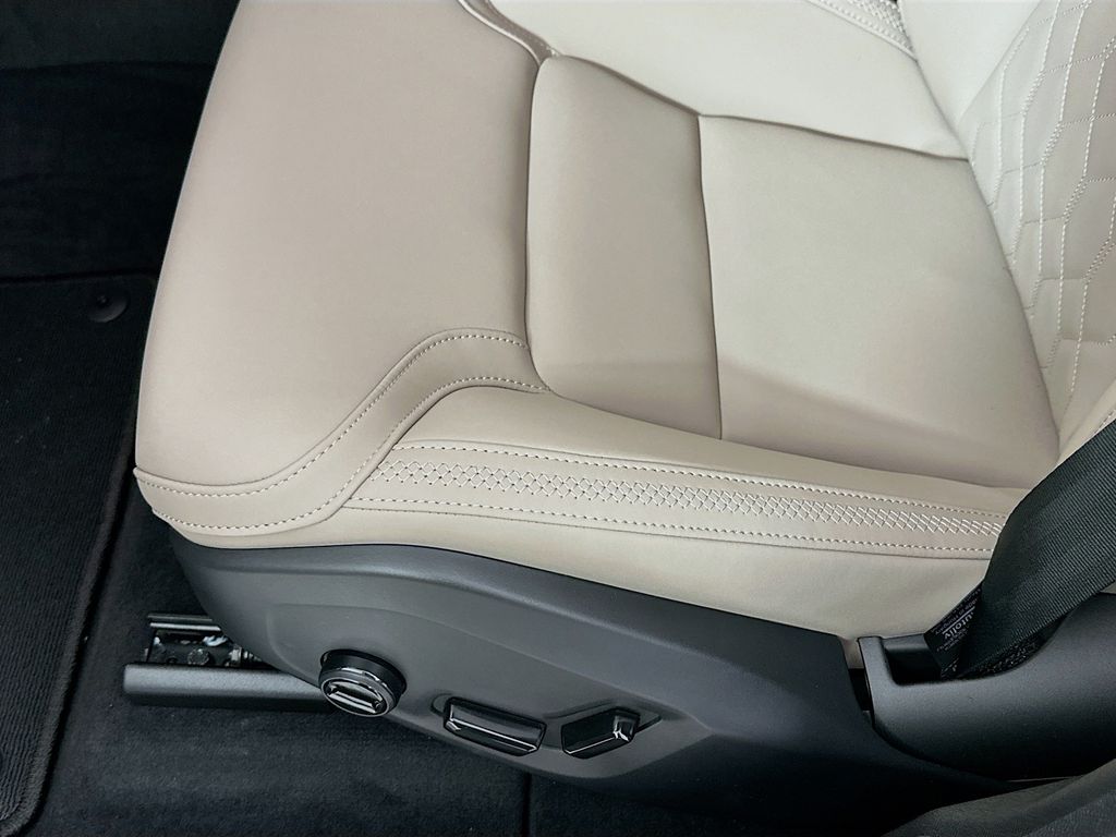 2026 Volvo XC60 Plus - Photo 9