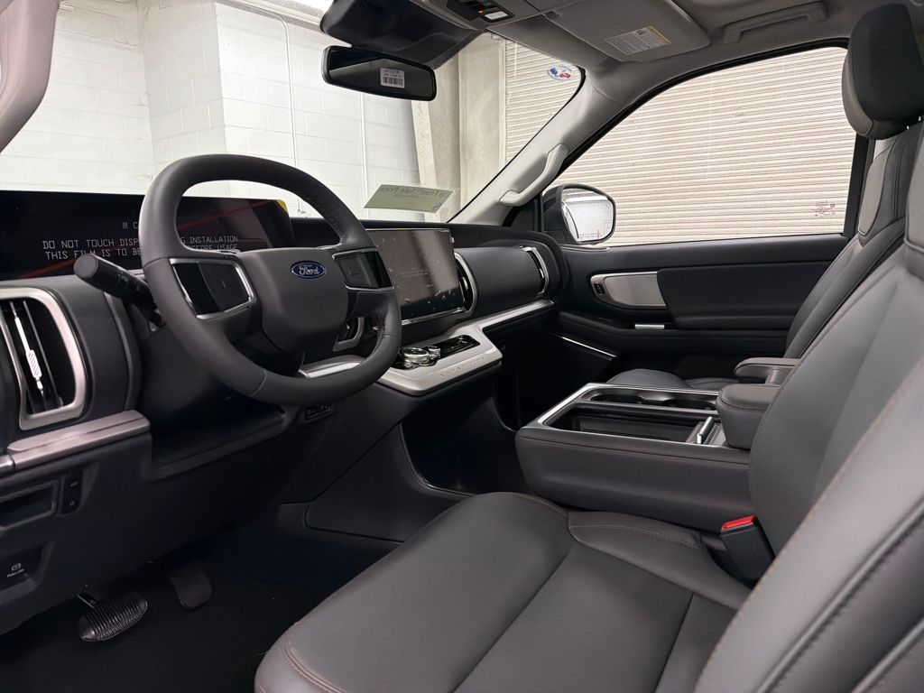 2025 Ford Expedition photo 4