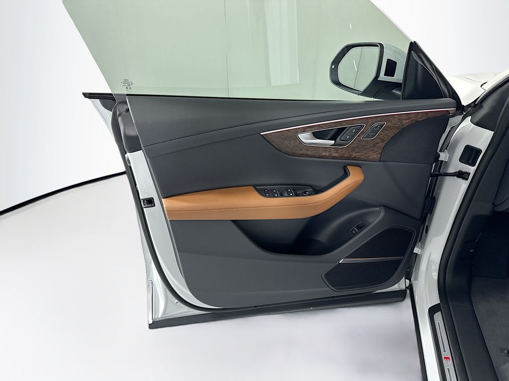 Thumbnail: 2026 Audi Q8 - 26