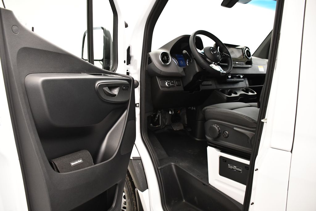 2025 Mercedes-Benz Sprinter 2500 26