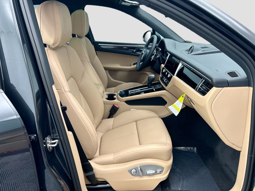Thumbnail: 2026 Porsche Macan - 22