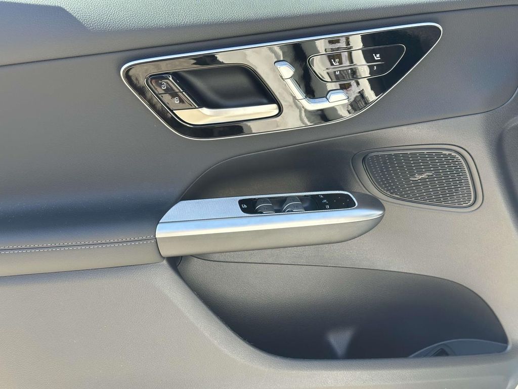 2025 Mercedes-Benz GLC 300 22