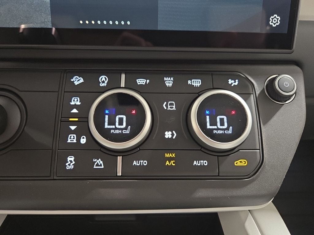 New 2026 White Land Rover X-Dynamic SE image 16