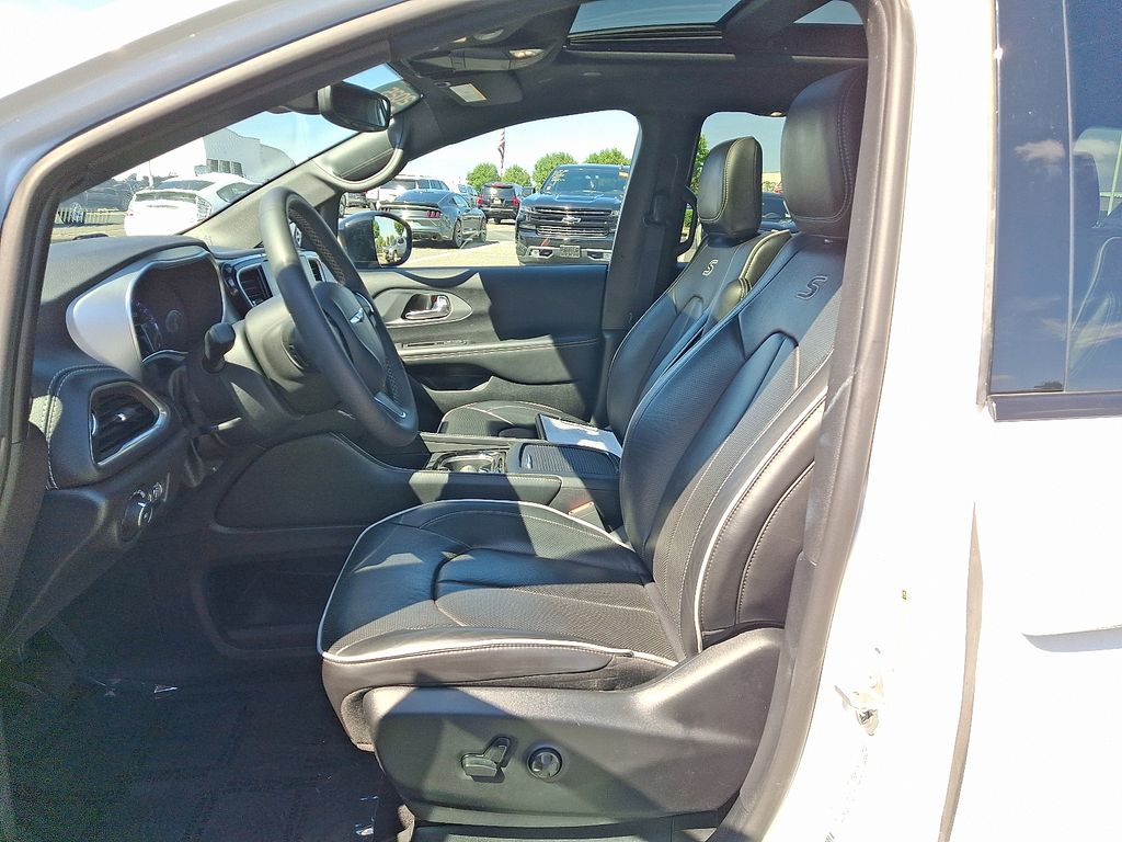Thumbnail: 2025 Chrysler Pacifica - 17