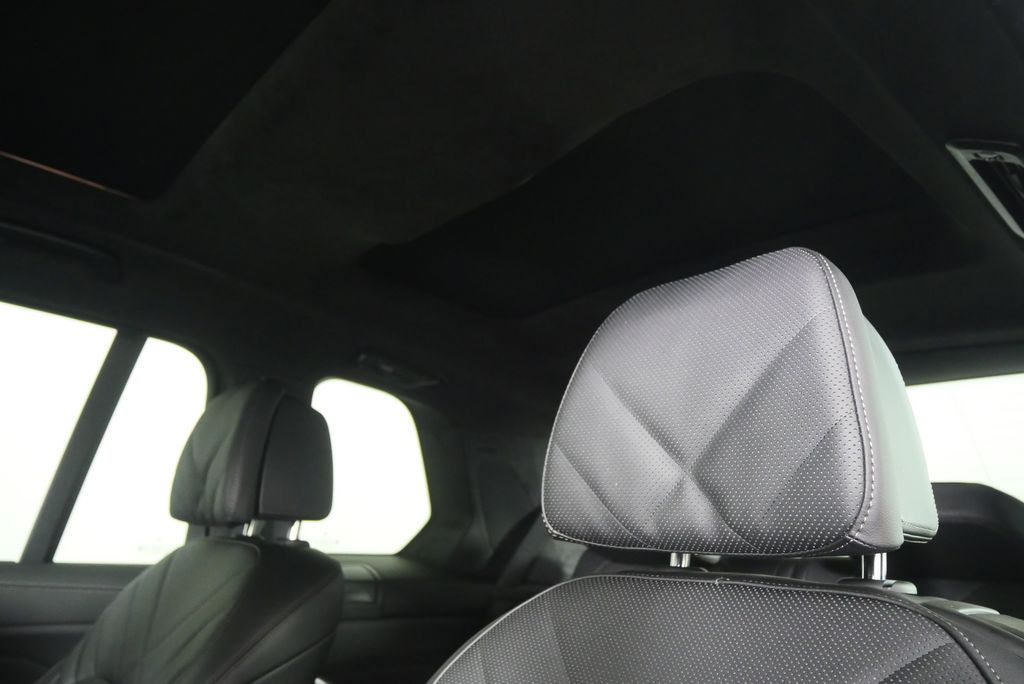 Thumbnail: 2026 BMW X7 - 16