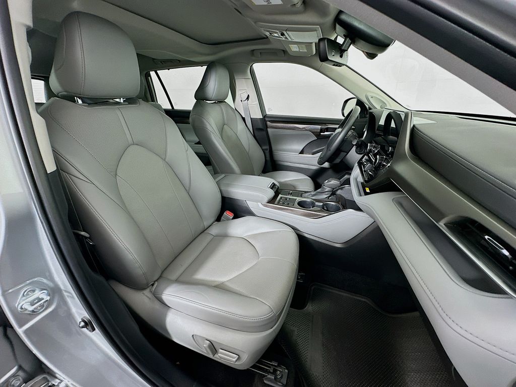 Thumbnail: 2023 Toyota Highlander - 29