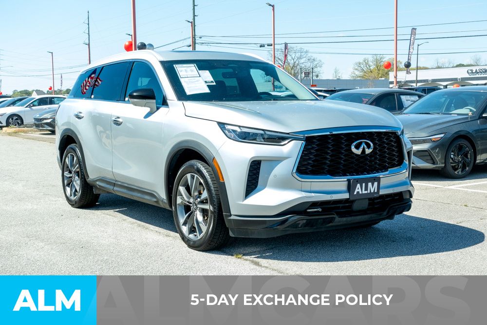 Used 2023 Silver INFINITI LUXE image 3