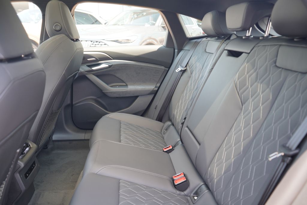 Thumbnail: 2025 Audi S6 - 7