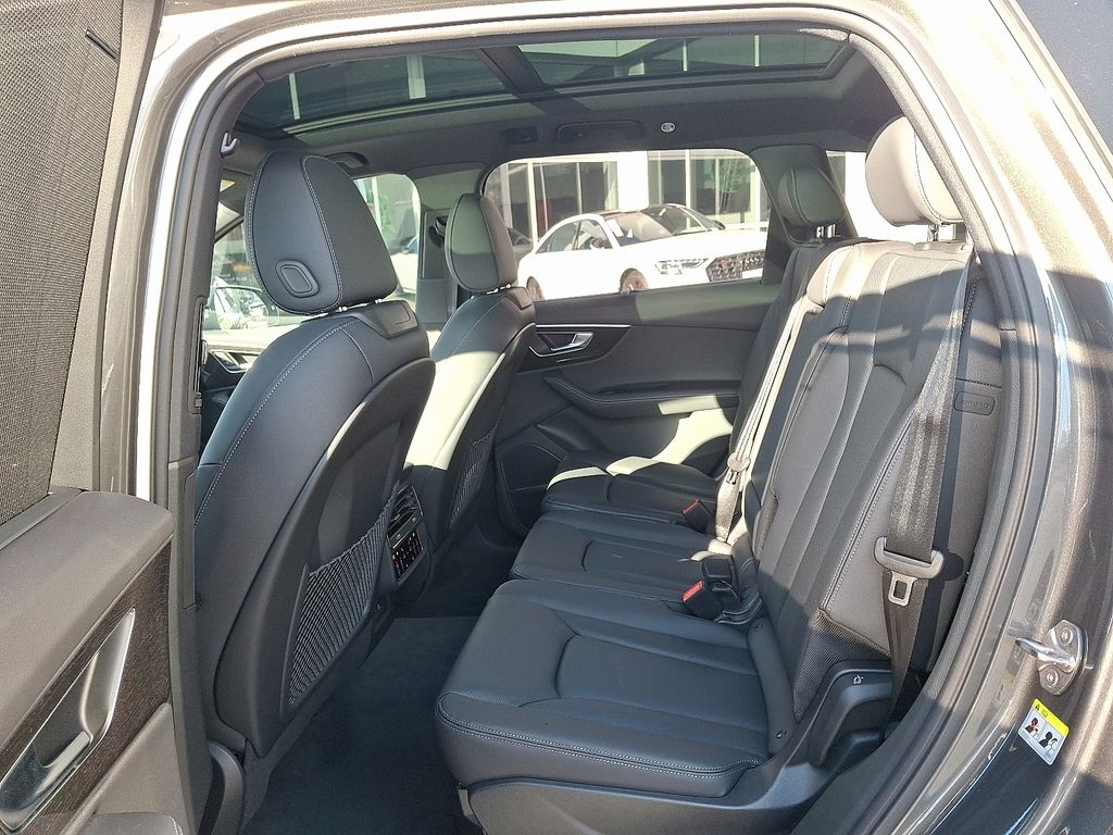 Thumbnail: 2026 Audi Q7 - 7