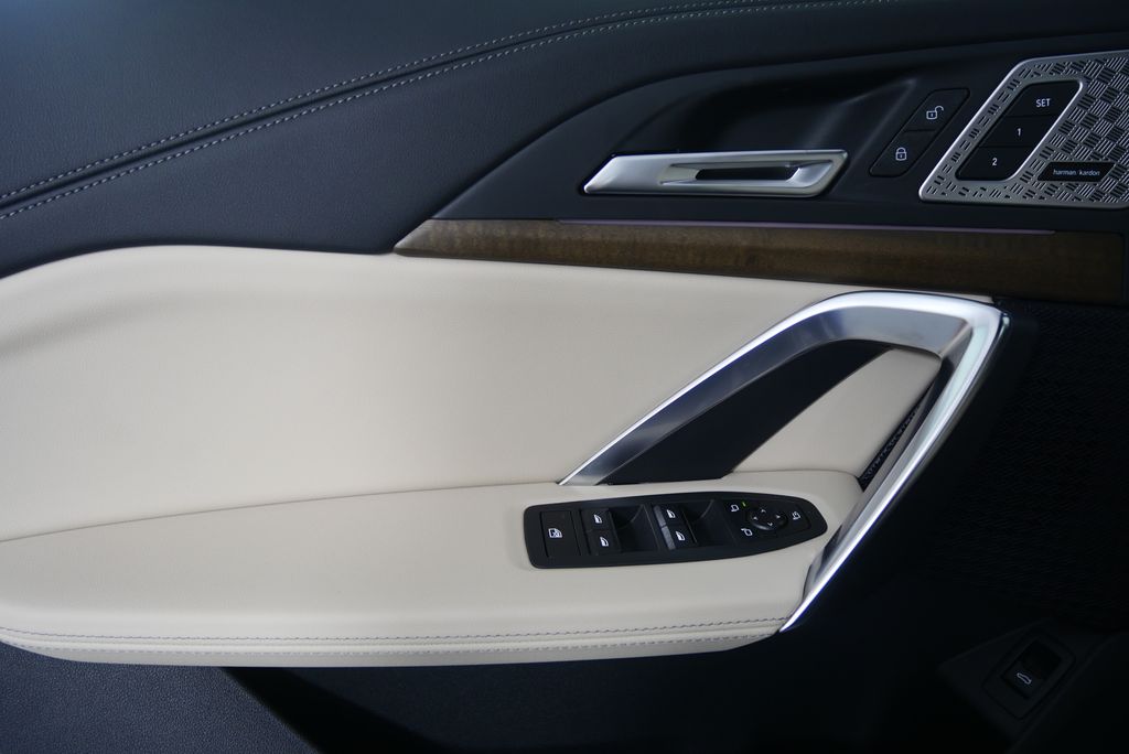 2025 BMW X1 xDrive28i 8