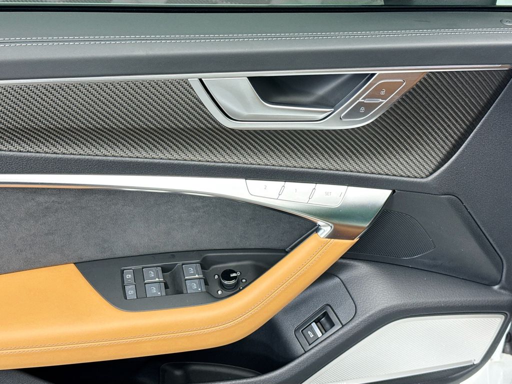 Thumbnail: 2025 Audi RS 6 - 24