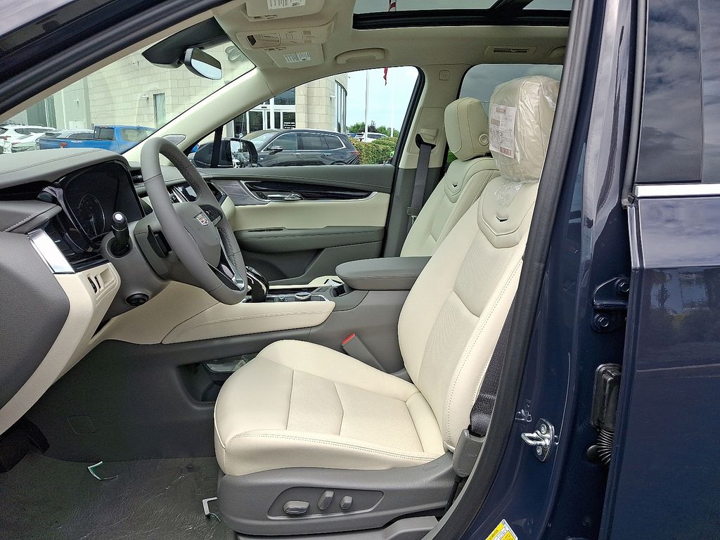 Thumbnail: 2025 Cadillac XT6 - 6