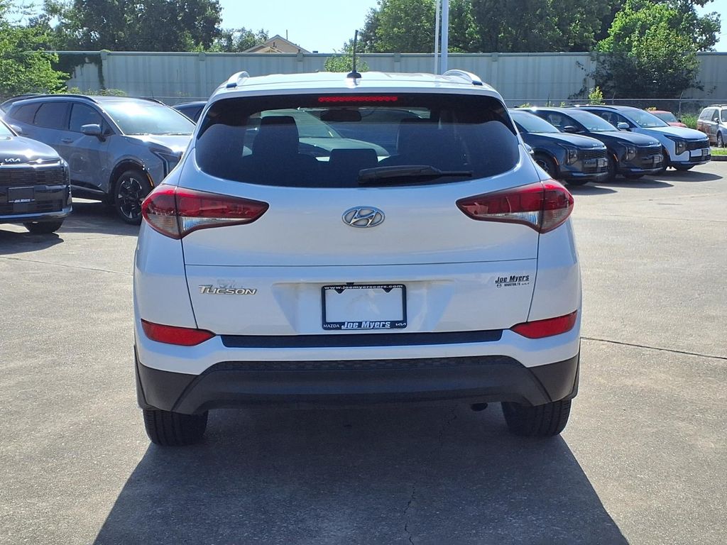 2016 Hyundai Tucson SE White at Baytown Hyundai