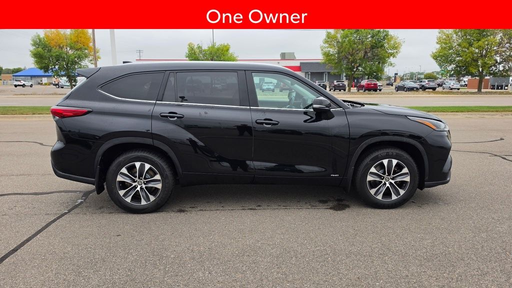 Used 2022 Toyota Highlander XLE with VIN 5TDGBRCH7NS562416 for sale in Waite Park, Minnesota