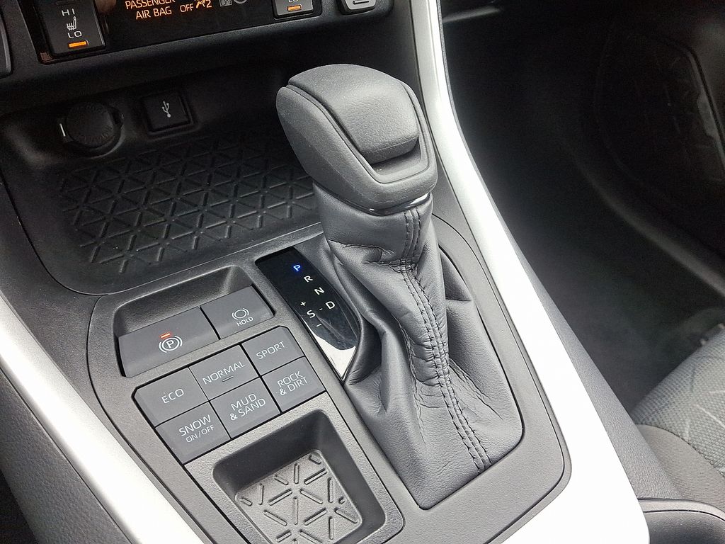 2022 Toyota RAV4 XLE 16