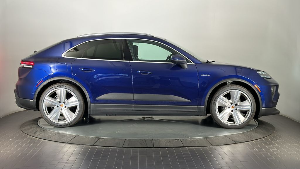 2024 Porsche Macan T 8