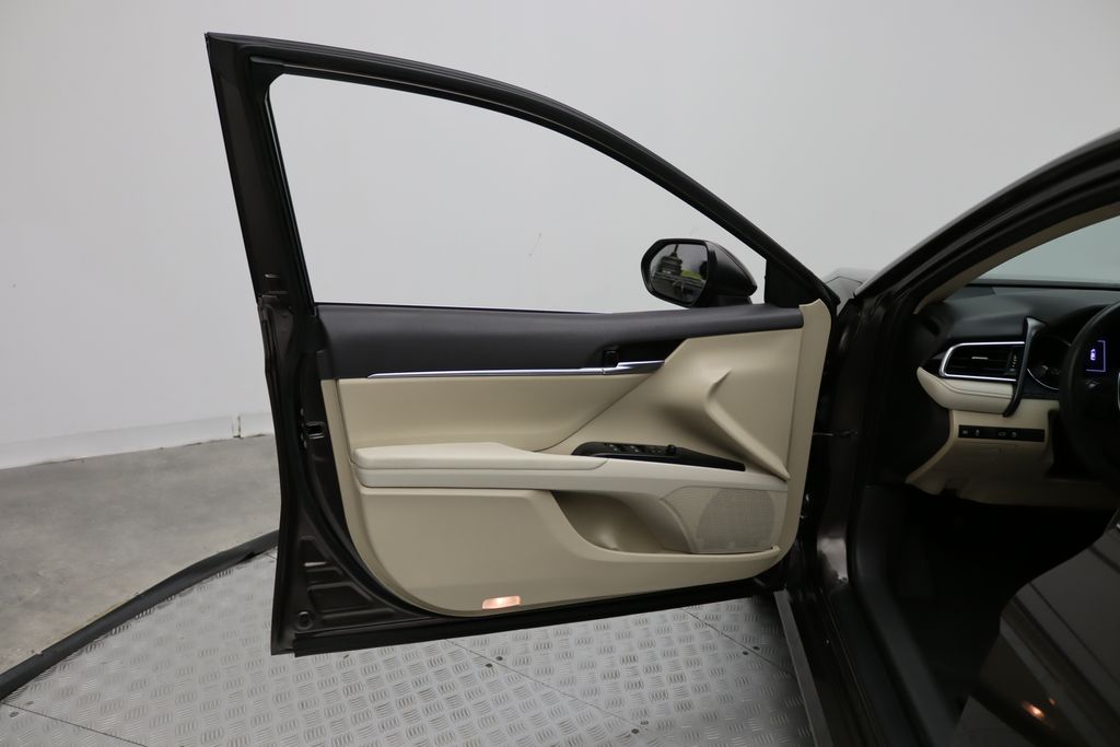 Thumbnail: 2018 Toyota Camry - 16