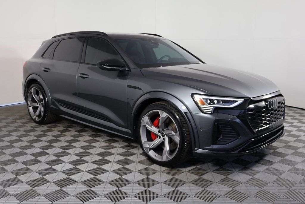 Thumbnail: 2024 Audi SQ8 e-tron - 3