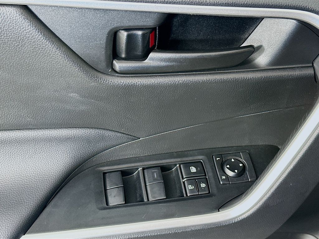 Thumbnail: 2022 Toyota RAV4 - 17