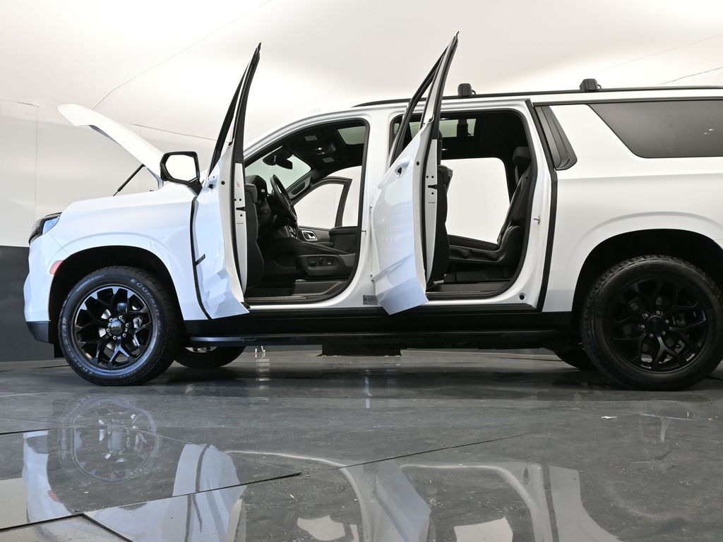 2023 Chevrolet Suburban 4WD RST