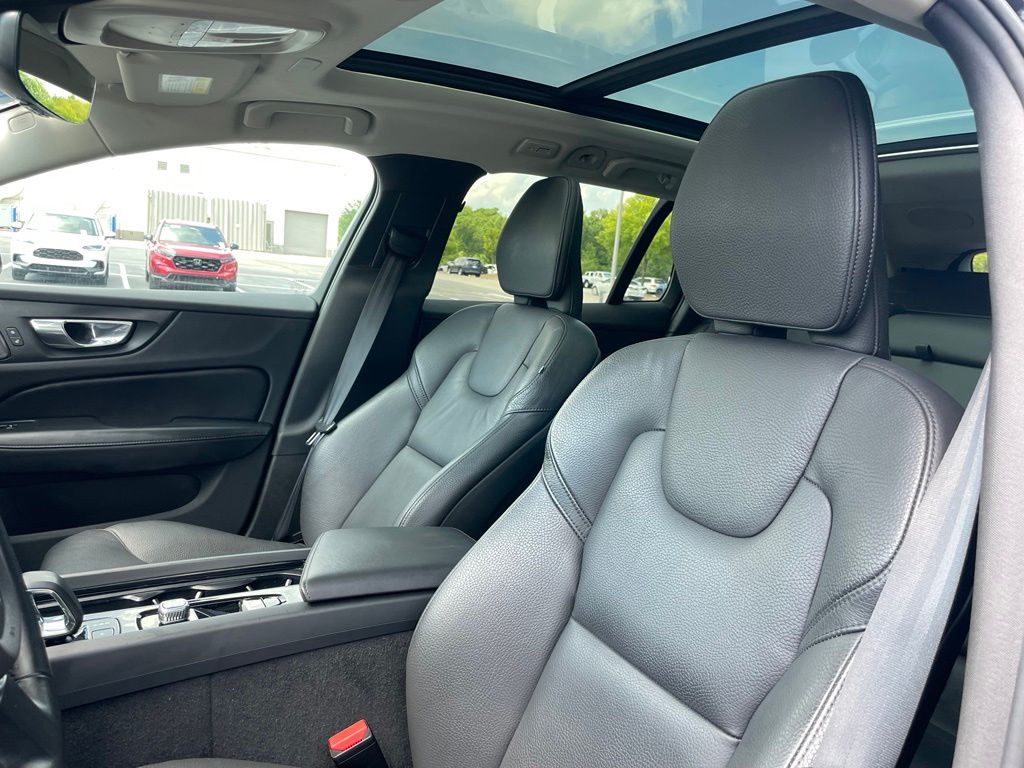 Thumbnail: 2025 Volvo S60 - 24
