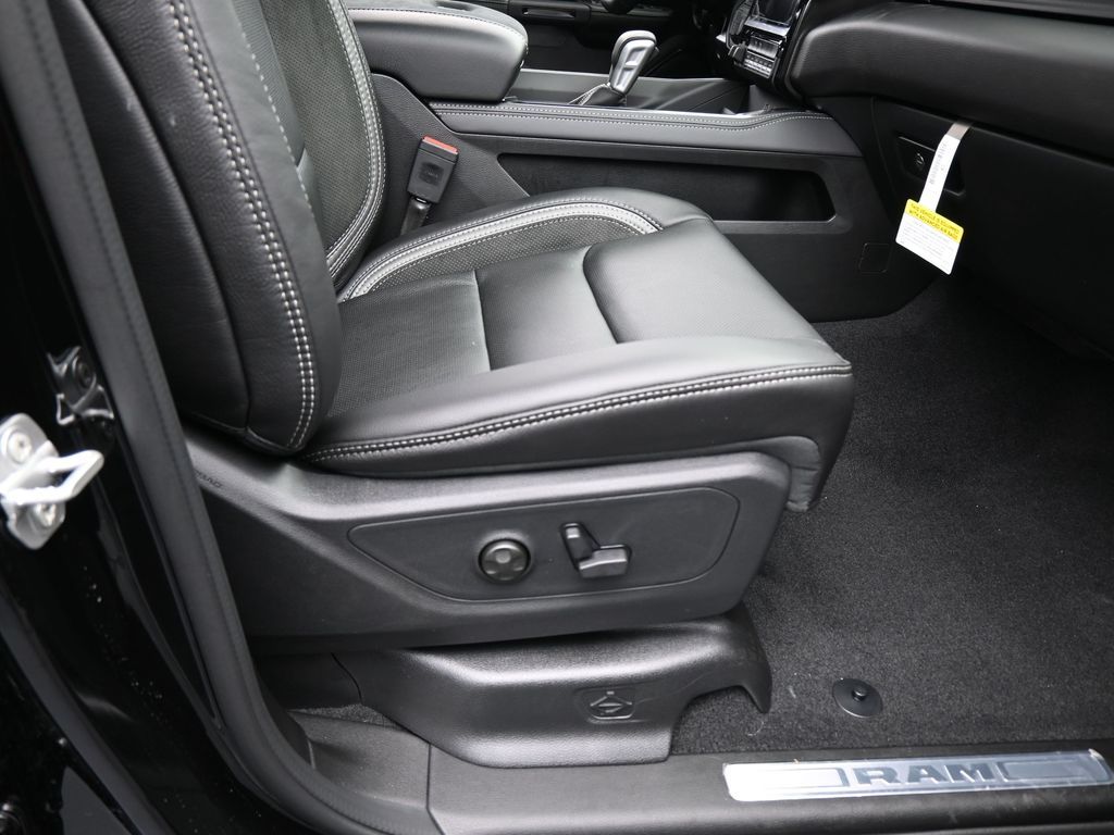 New 2026 Diamond Black Crystal Pearlcoat Ram RHO image 38