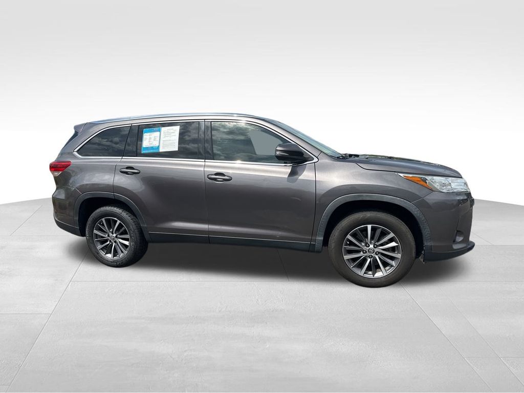 2019 Predawn Gray Mica Toyota Highlander XLE FWD SUV