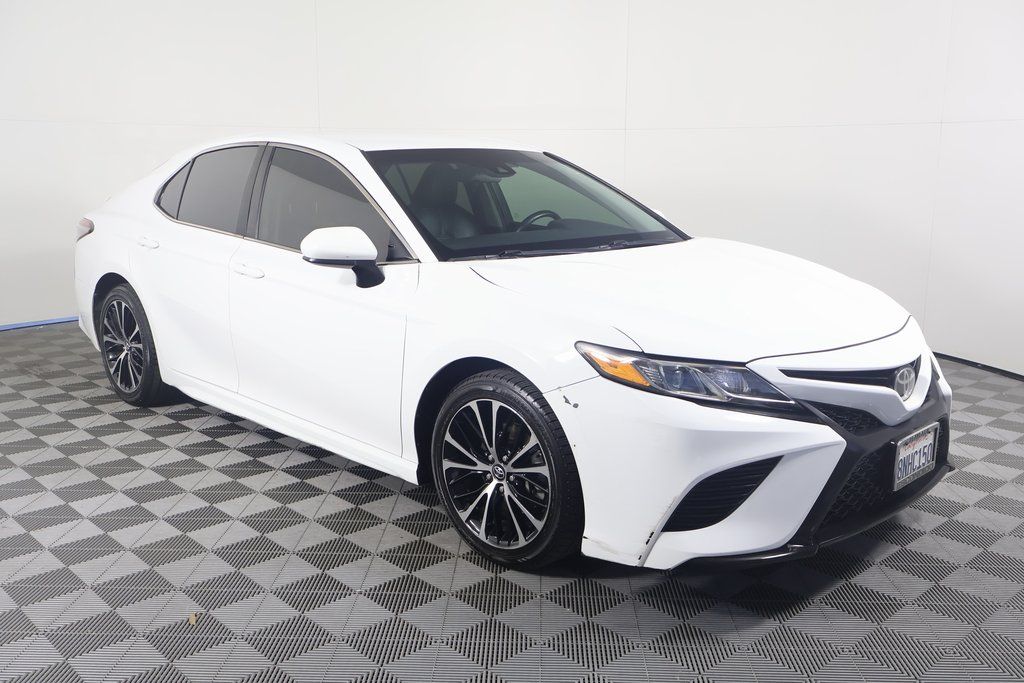 2018 Toyota Camry SE 2