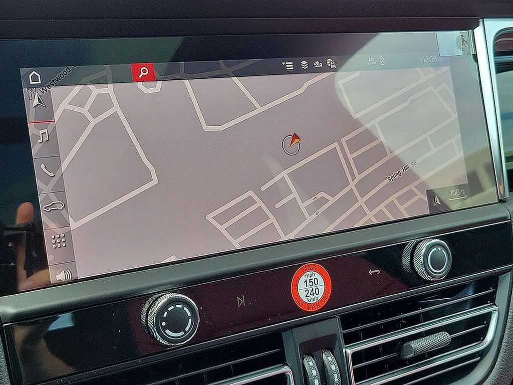 2025 Porsche Macan  17