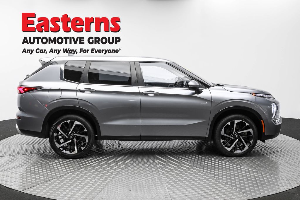 Used 2023 Silver Mitsubishi SE image 4