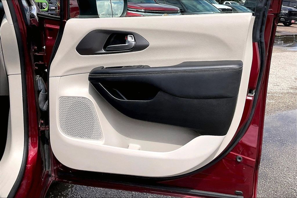 Used 2023 Chrysler Pacifica Touring L 4D Passenger Van
