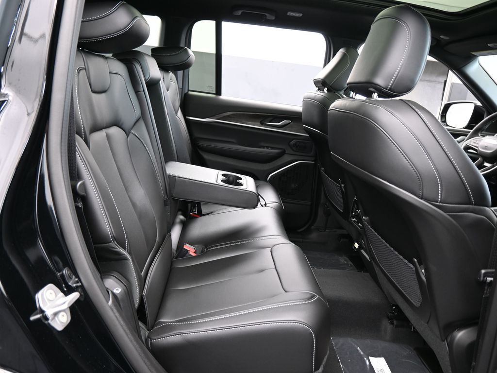 New 2026 Diamond Black Crystal Pearlcoat Jeep Limited image 36