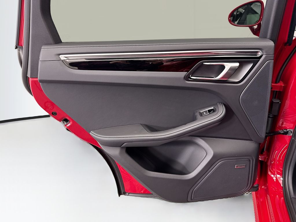 Thumbnail: 2026 Porsche Macan - 27