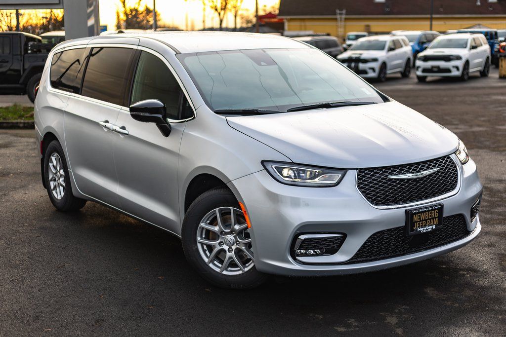 2026 Chrysler Pacifica Select thumbnail 2