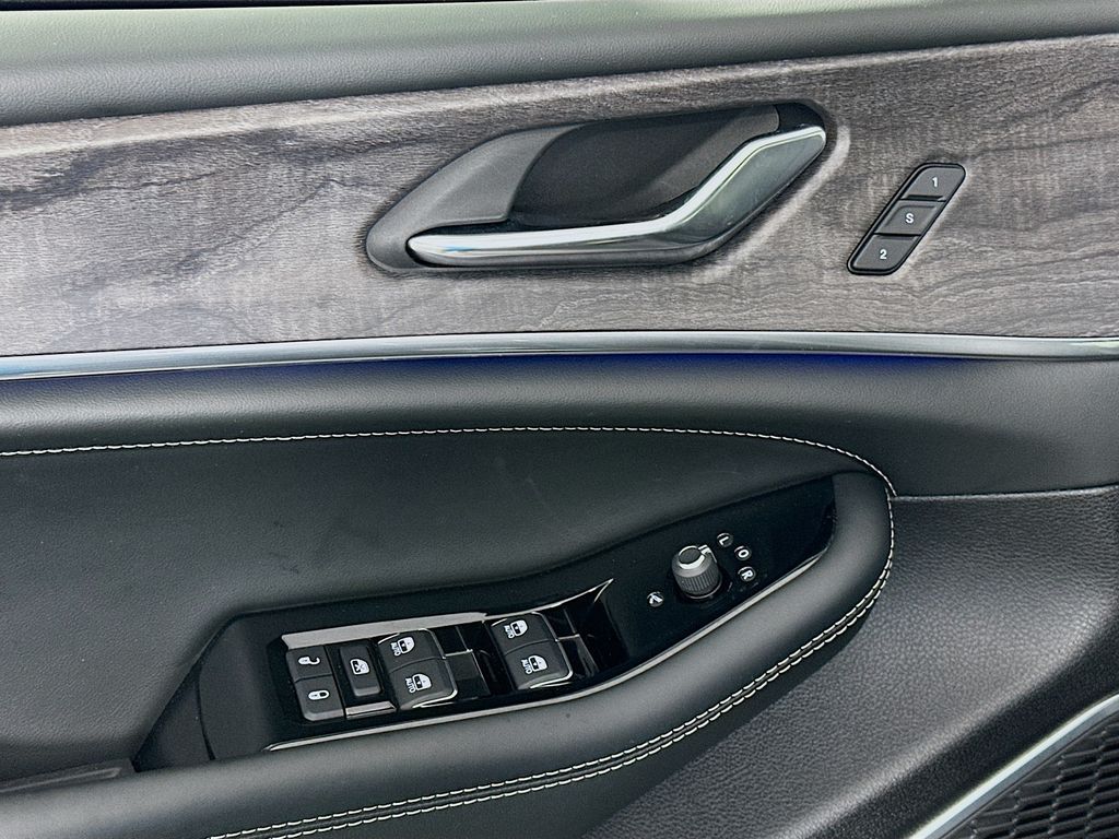 Thumbnail: 2025 Jeep Grand Cherokee L - 18