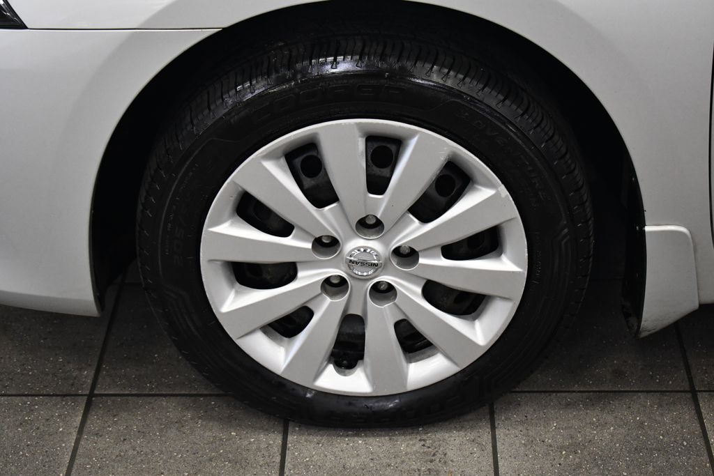 Thumbnail: 2015 Nissan Sentra - 14