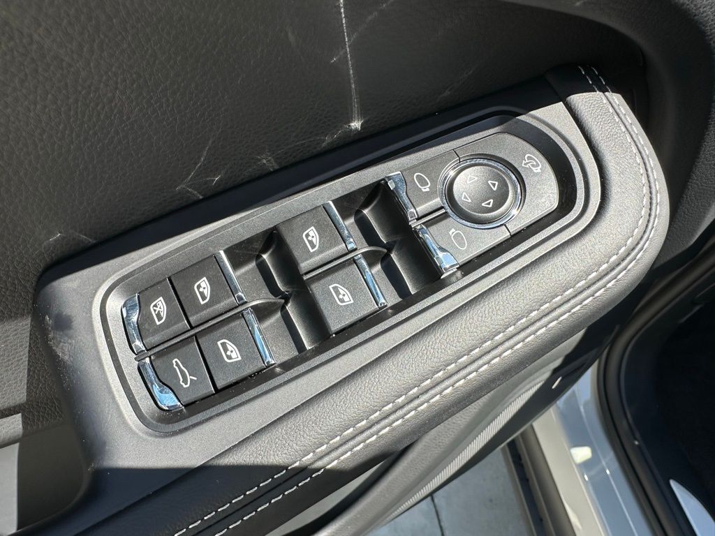 Thumbnail: 2025 Porsche Macan - 15