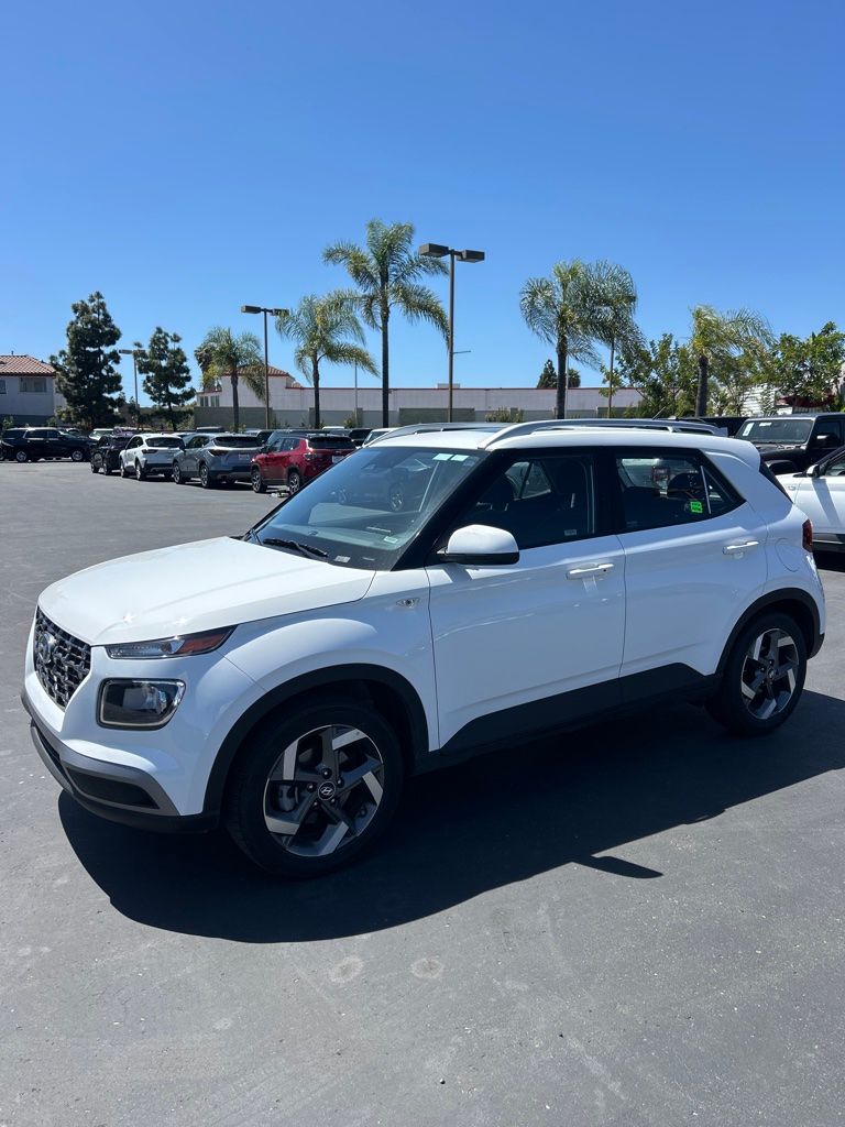 White 2025 Hyundai Venue SEL FWD SUV / Crossover Front-Wheel Drive Continuously Variable Transmission