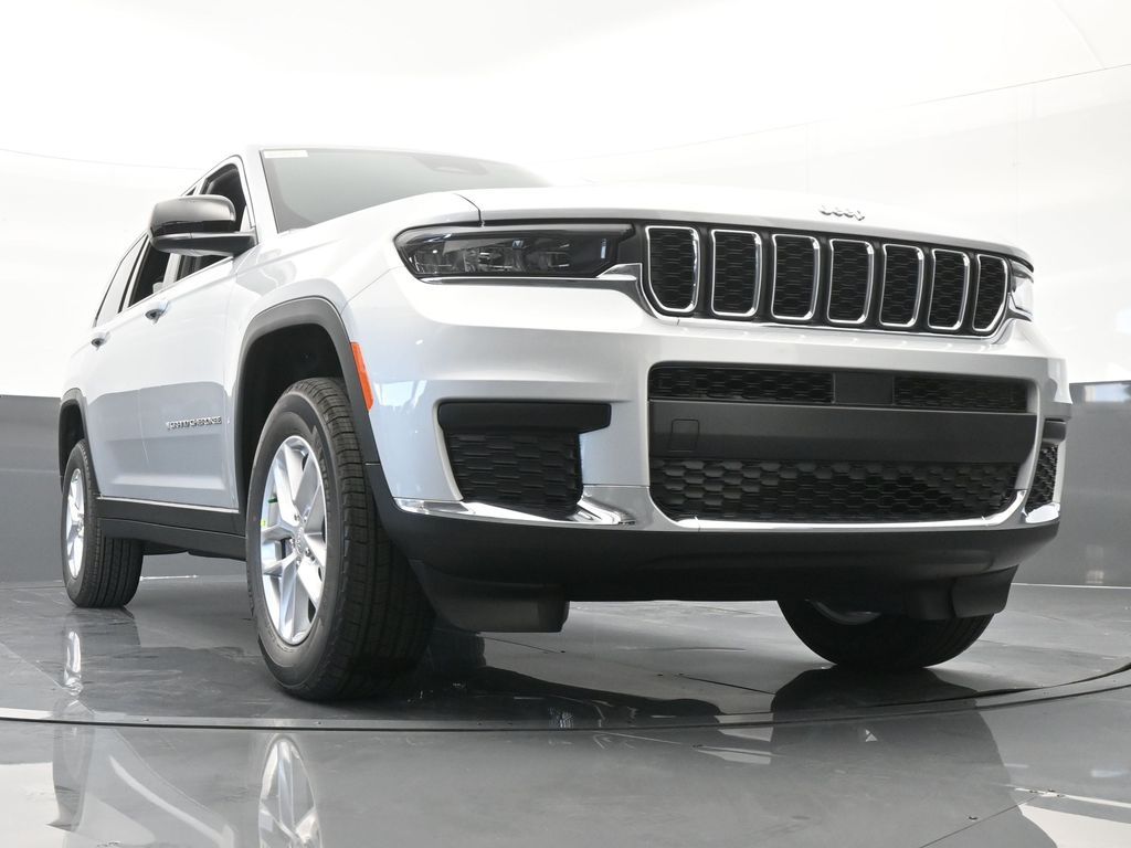 Used 2024 Silver Zynith Jeep Laredo image 55