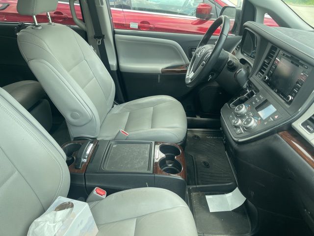 Thumbnail: 2019 Toyota Sienna - 6